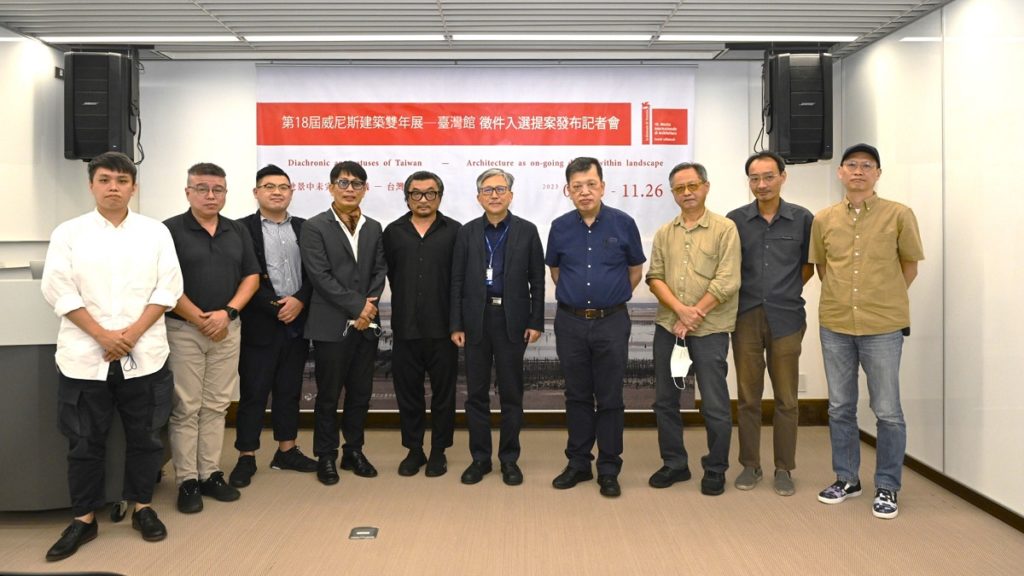 策展團隊展場設計謝宗諺、技術顧問賴銘昌、協同策展人郭聖傑、東海大學創意設計暨藝術學院院長許和捷、策展人暨東海大學建築系主任曾瑋、國立臺灣美術館館長廖仁義、評審委員吳光庭、評審委員徐明松、協同策展人蘇孟宗與何烔德,記者會合影。(圖/東海大學提供)