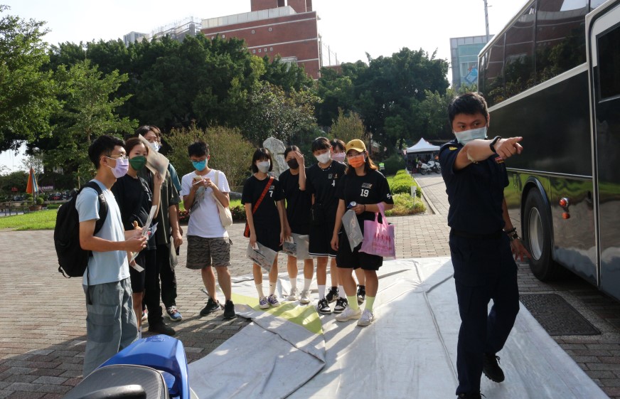 ▲員警現場實境講解大型車視野死角與內輪差的危險 (圖/台中市警察局 提供)