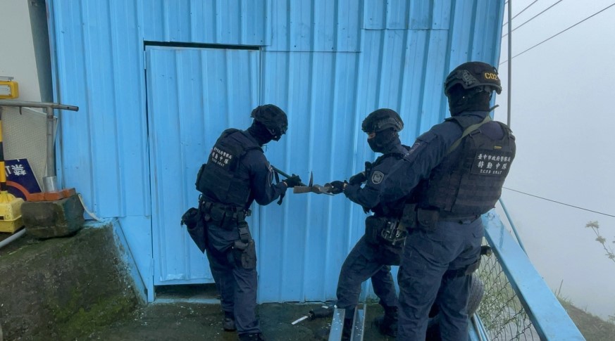 ▲台中市刑大及特勤中隊見時機成熟,一舉攻堅破門、搗破毒窟 (圖/台中市警察局 提供)