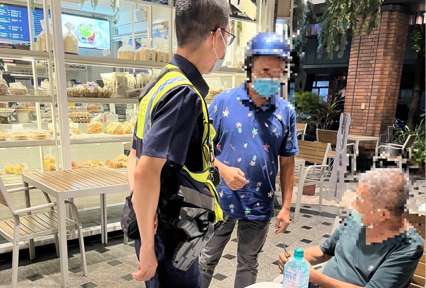 ▲77歲黃姓老翁外出迷途,員警仔細聽懂老翁唸出的長串「手機門號密碼」,成功聯絡上兒子到場 (圖/台中市警察局 提供)