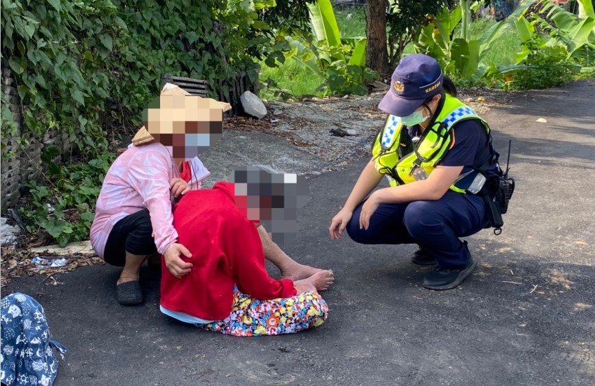 ▲大湖派出所員警協助將跌坐田裡的失智長者送醫,並成功連繫上家屬 (圖/苗栗縣警察局 提供)