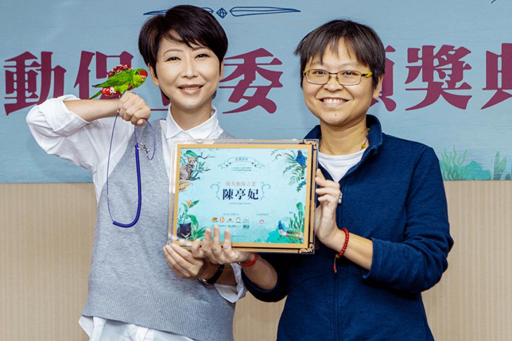 瞎控高虹安虐鳥!沈慧虹陣營、親綠粉專遭動保團體打臉 鄉民:側翼水準就那樣 26 陳亭妃與腳繫繩鸚鵡合照