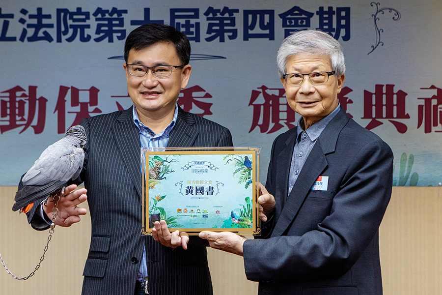 瞎控高虹安虐鳥!沈慧虹陣營、親綠粉專遭動保團體打臉 鄉民:側翼水準就那樣 28 黃國書與腳繫鐵鍊鸚鵡合照