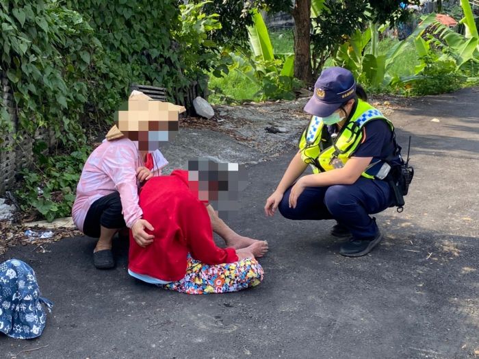 失智老人跌倒在田裡　女警協助就醫
