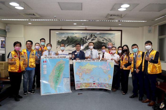 國際獅子會捐贈南投縣國民中小學世界及臺灣雙面地圖