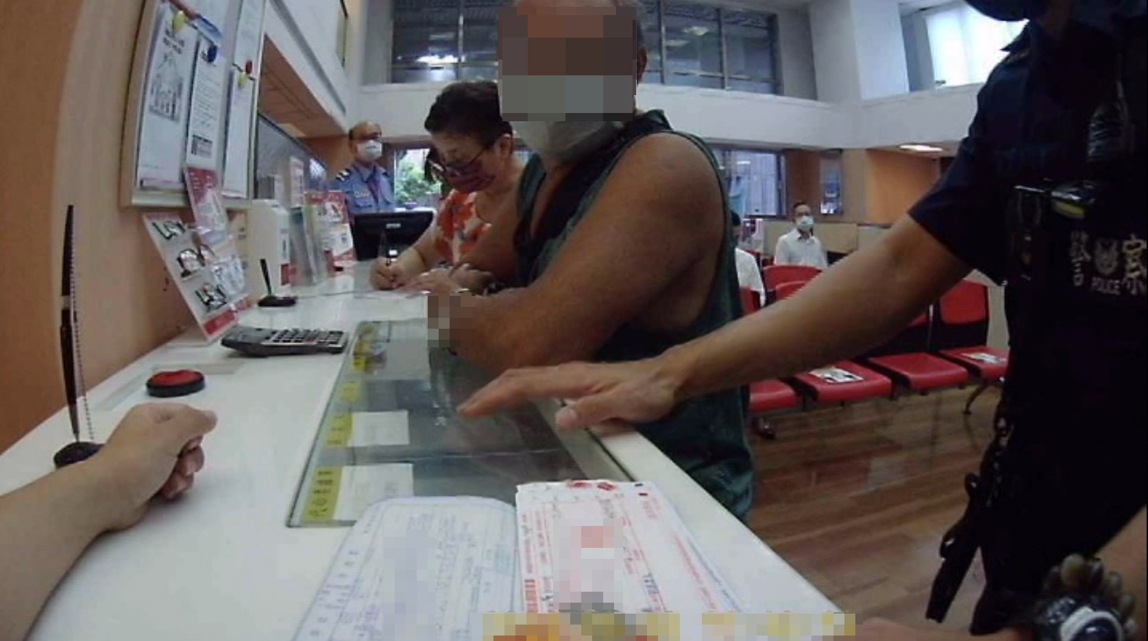 圖片說明:中市警二分局立人派出所成功阻詐保住林姓老翁30萬元。(記者林㤈輝翻攝)
