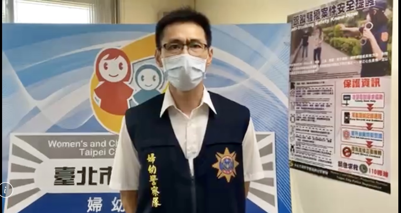 圖片說明:臺北市婦幼警察隊偵防組組長許文鋒說明警政防範機制。(記者趙靜姸翻攝)