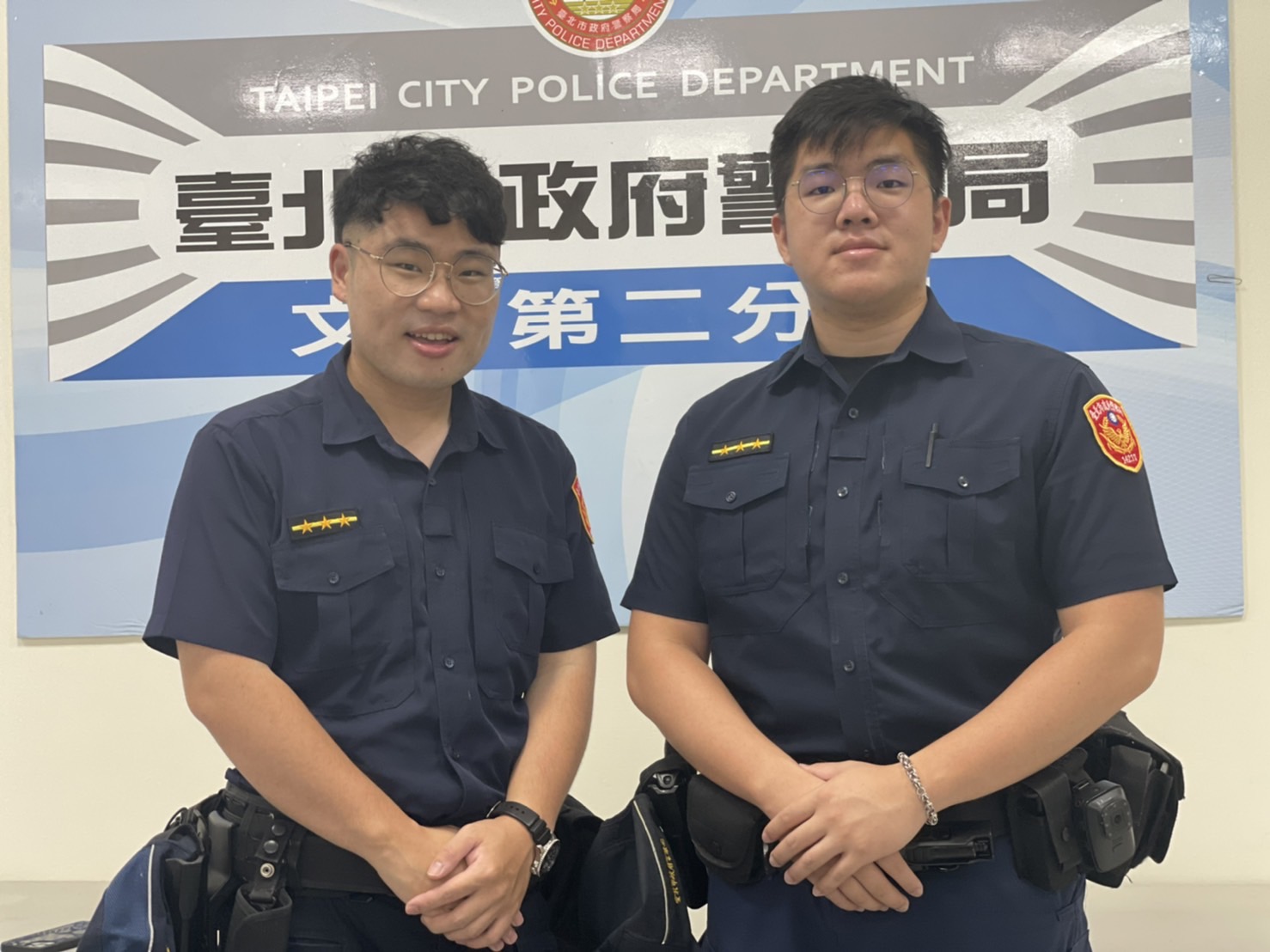 圖片說明:景美所警員黃奕翔(左)、虞鈞翔(右)熱心助老婦人返家。(記者吳萍翻攝)