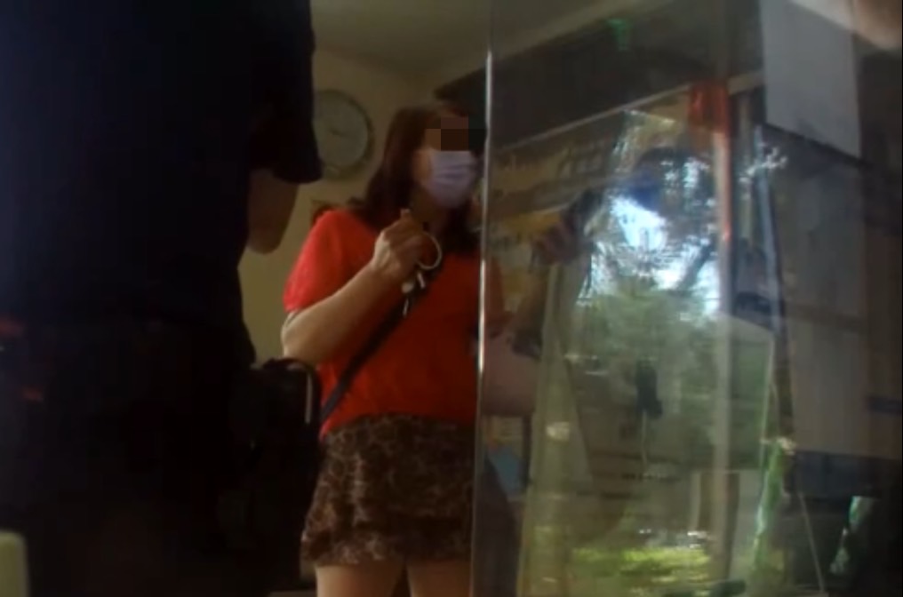 圖片說明:藍婦接到詐騙電話立即到信義所求助。(記者戴昱弘翻攝)