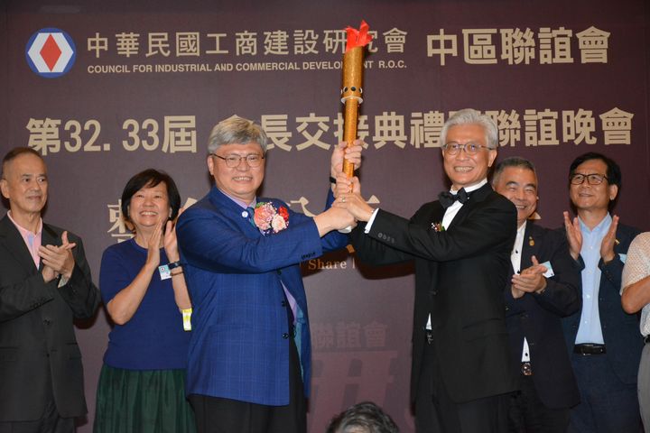 中華民國工商建設研究會中區聯誼會舉行第32、33屆會長交接典禮,由原任會長周伯良(前排左)交棒給交通部觀光局中彰區域觀光聯盟總召集人柴俊林(前排右)。 記者-王政/攝
