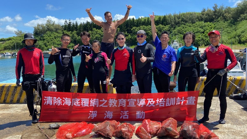 漾新聞|高科大團隊率10潛水員淨海 一小時清出55公斤垃圾