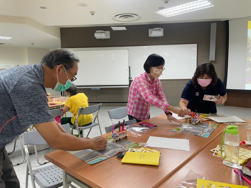 漾新聞|科工館製作「內輪差筆筆看」材料包 高齡者動手做體驗樂趣