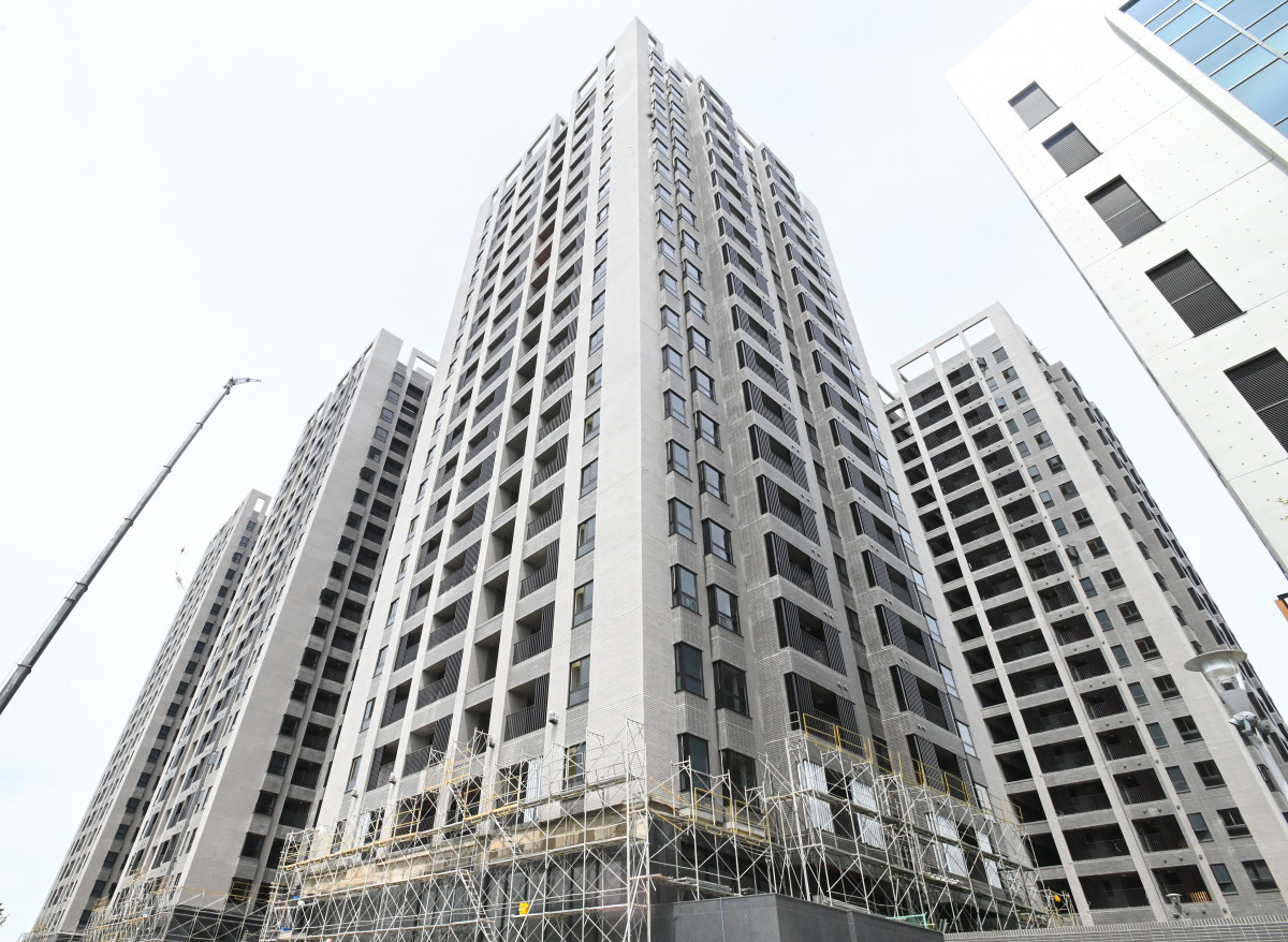 中壢1號社會住宅為桃園最大的社宅,共計957戶,4成保留給弱勢族群,6成租給年輕及符合資格的家戶。(圖/桃園市政府提供)