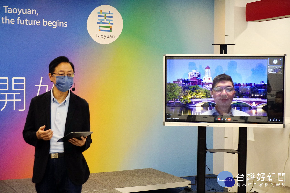 張善政透過網路連線目前在哈佛大學甘迺迪學院擔任訪問學者的前立法委員許毓仁,共同說明普及國際教育。<br /><br />