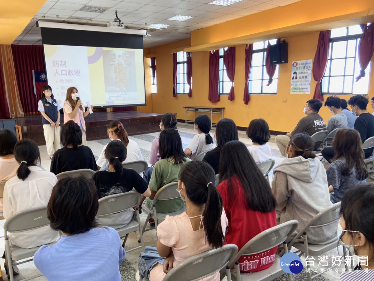 移民署行動服務列車開向方曙商工 關懷外籍新生