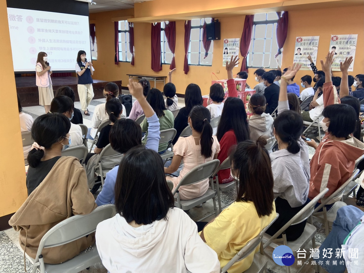 移民署行動服務列車開向方曙商工 關懷外籍新生