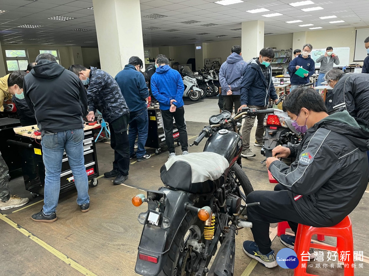 在職勞工參加機車修護課程。