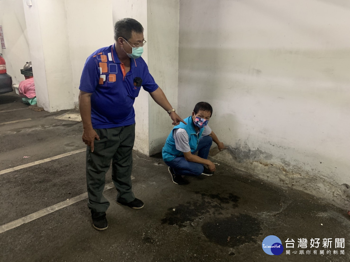 排水溝年久失修,汙水滲入民宅地下室。