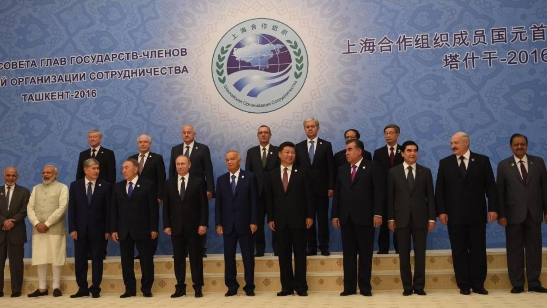 上海合作組織峰會第22次會議在烏茲別克舉行,中國國家主席習近平(前排右五)等成員國領袖一起合影。@narendramodi推特