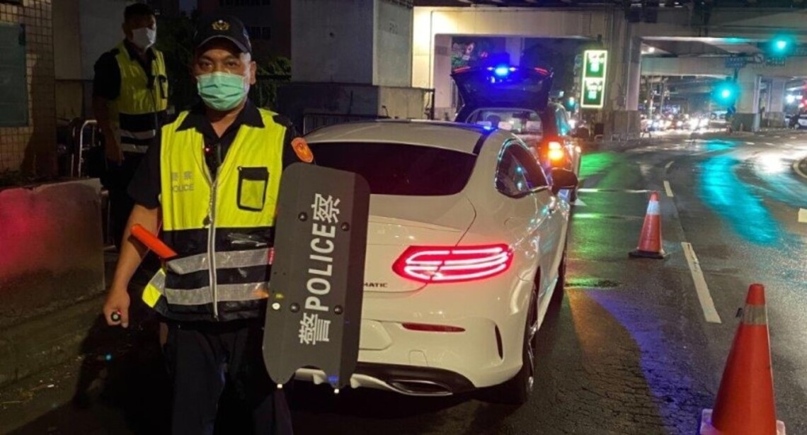 員警執勤臂盾上身 狡猾通緝犯偷藏刀一舉成擒