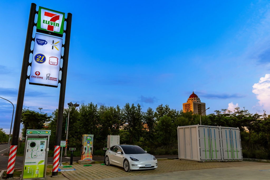 7-ELEVEN架構生活服務平台,善用通路優勢,積極拓展電動汽機車充換電服務,累計服務據點數突破200站,預估今年服務人次將超過450萬,較去年...