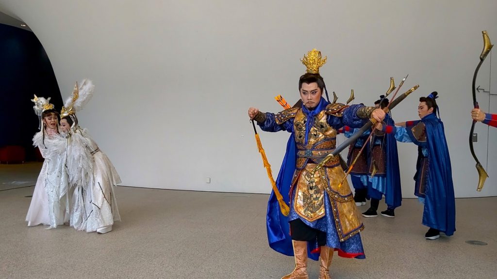 孫翠鳳與演出團隊粉墨登場為《韓湘子》宣告記者會開場演出。(圖/陳惠玲攝)