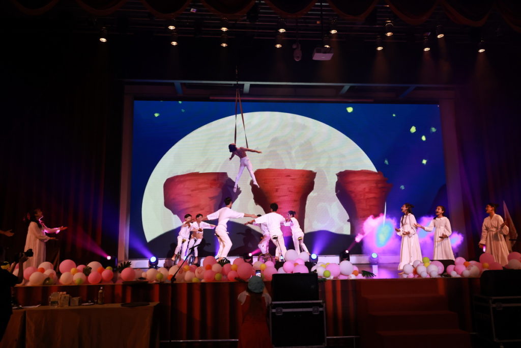 由三義藝術家劉士毅導演攜手「人子一家村」的演出讓賓客了解三義的客家文化底蘊。