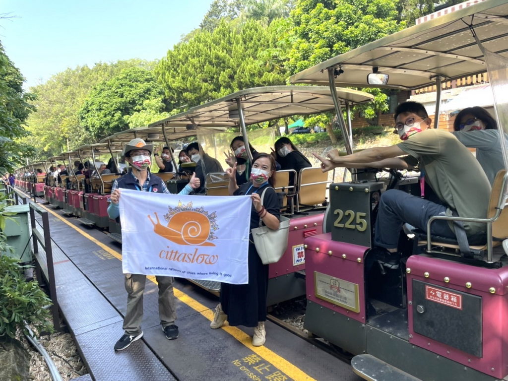 台灣慢城聯盟年會會員同遊三義歷經百年歲月的舊山線鐵道自行車小旅行，體驗三義在地人文風情（圖片由苗栗縣三義新公所提供）