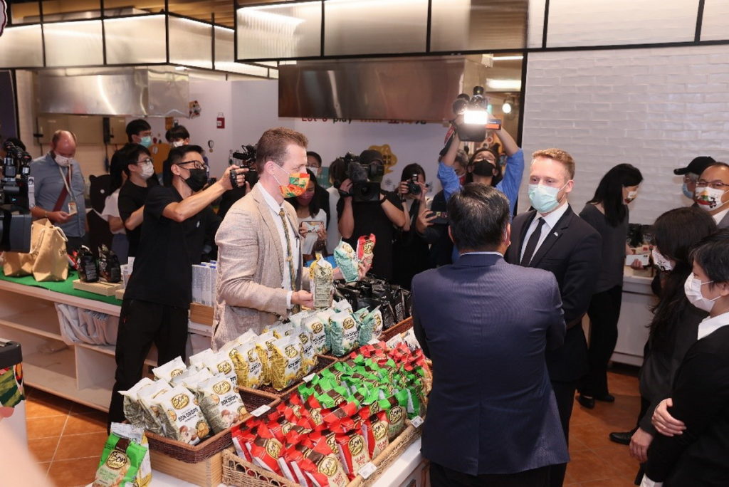 次長澤麥提斯(Mr. Karolis Zemaitis)(中)開心向民眾分享立陶宛優質食品，歡迎大家9／16－9／29來微風超市南山店找美味，體驗立陶宛文化。(貿協提供)