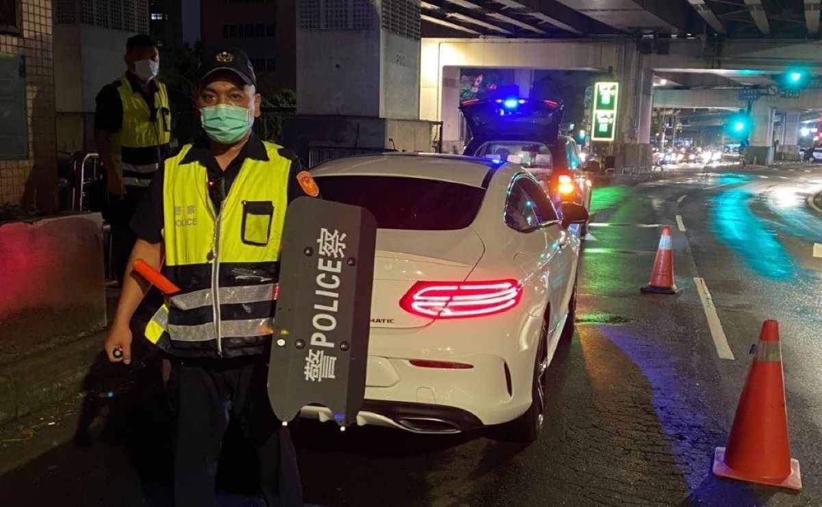 現場員警配戴新式臂盾戒護