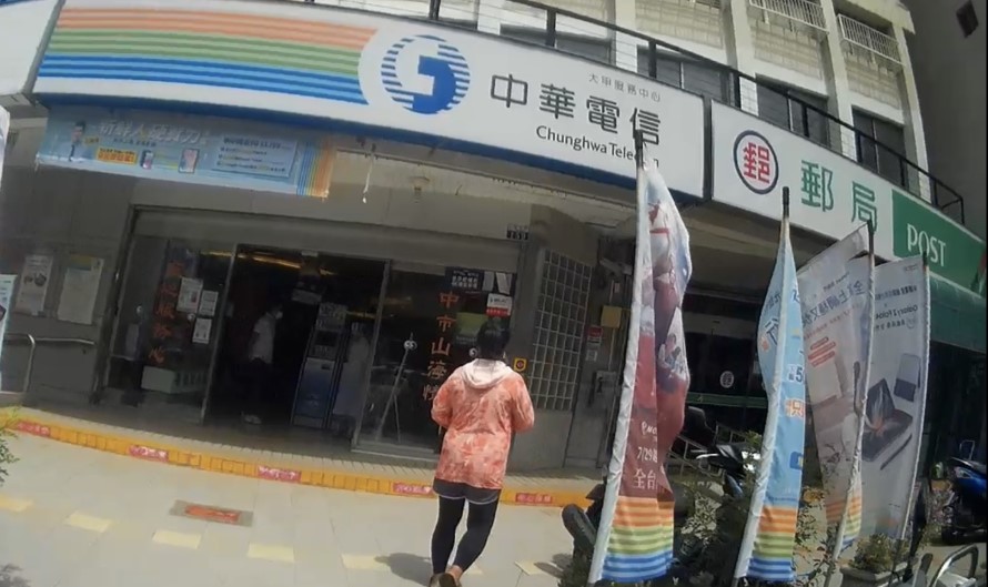 ▲大甲廟口郵局志工及行員機警發現民眾遭到詐騙,即時通報警方成功攔阻 (圖/台中大甲分局 提供)
