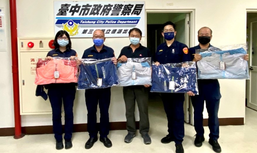 ▲立德警友站贊助防風防潑水機能外套，員警直呼「揪甘心！」 (圖/台中市警察局 提供)