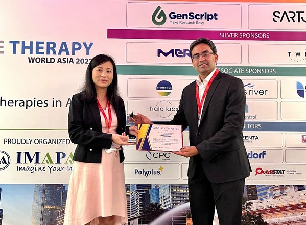 GenScript ProBio業務開發總監Sharon Du博士在APBCEA頒獎典禮上領取最佳生物制劑CMO獎:上游處理和分析服務。 GenScript ProBio業務開發總監Sharon Du博士在APBCEA頒獎典禮上領取最佳生物制劑CMO獎:上游處理和分析服務。