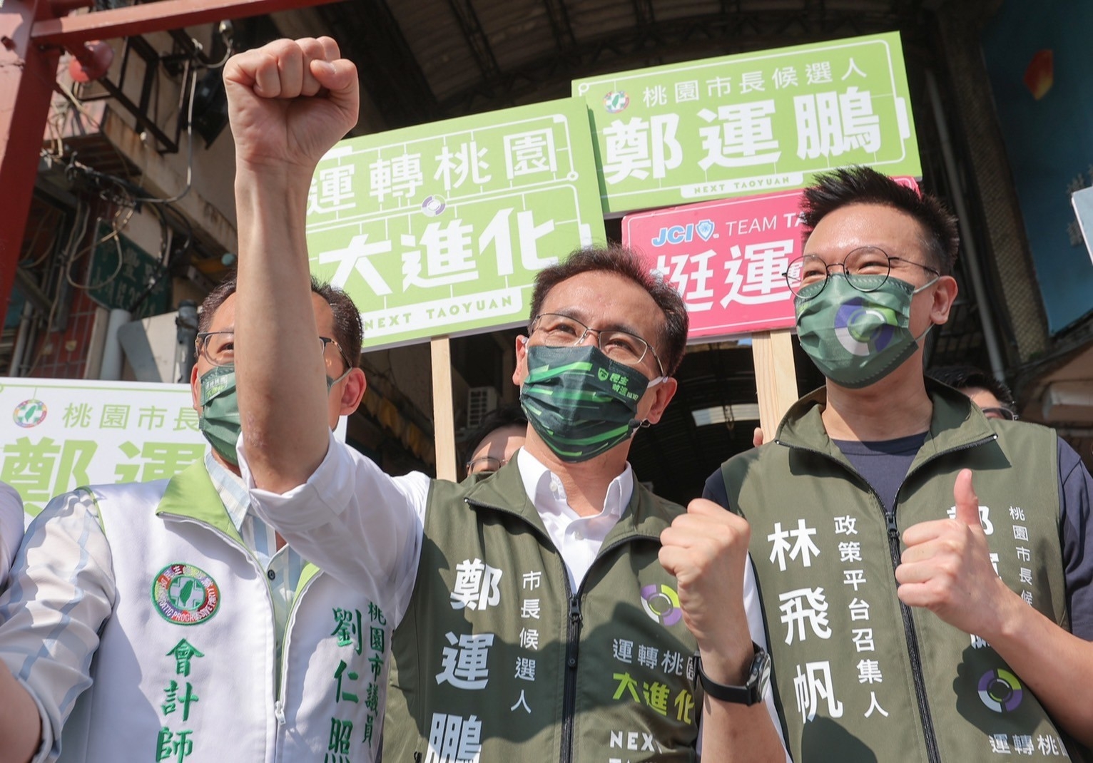 林飛帆站台掃街 鄭運鵬:以後多拗他!說不定比我受歡迎 40 桃園市長參選人鄭運鵬、民進黨副秘書長林飛帆