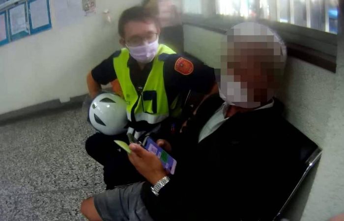 網路黃昏之戀遇真愛 老翁深陷情網險遭詐