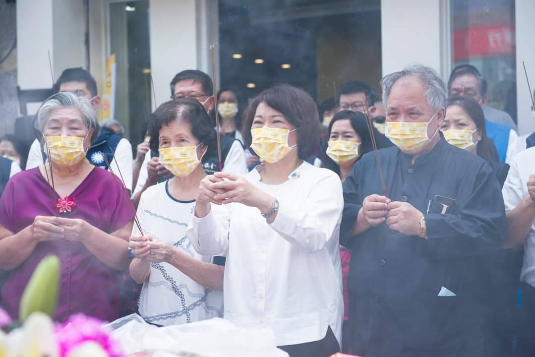 圖片說明 : 黃敏惠在親人競選團隊及支持者的陪同焚香祈福正式進駐備戰。(記者劉治強攝)