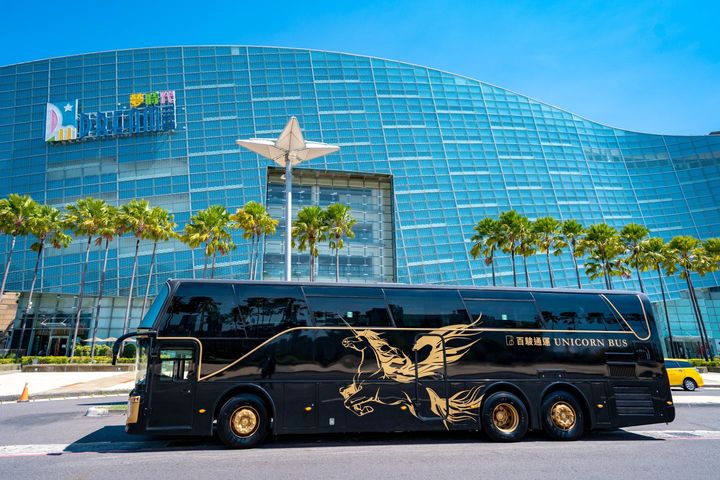 全球第一部頭等艙超奢遊覽車「創新號」,正式投入旅遊市場服務。 圖:鼎運旅遊集團/提供
