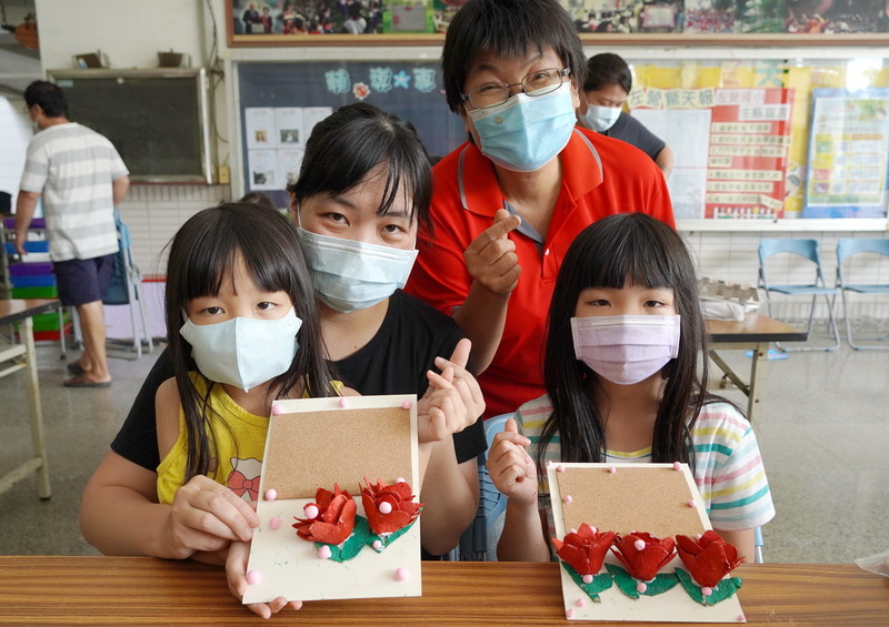漾新聞|社教館攜手左營國小舉辦愛的泡泡玫瑰花留言板 親子動手作樂趣無窮