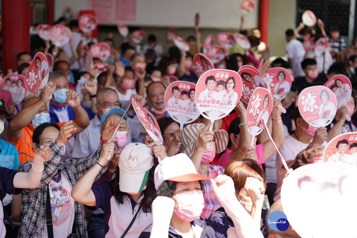 盧秀燕、邱愛珊成立聯合競選總部,現場湧入超過千人,把廣福宮廟埕和道路擠得水泄不通。