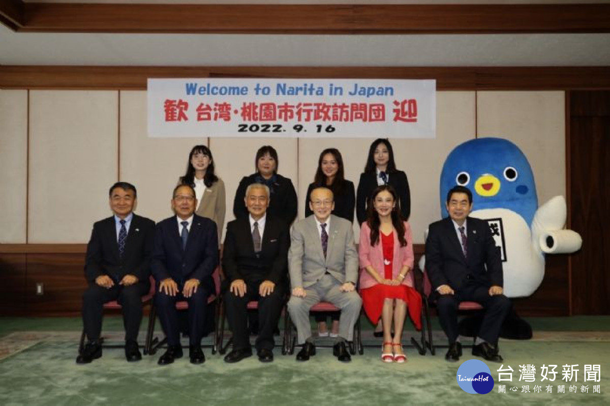 桃園市副市長高安邦（左三）率領世界客家博覽會團隊拜會成田市長小泉一成（右三），並一同合影。