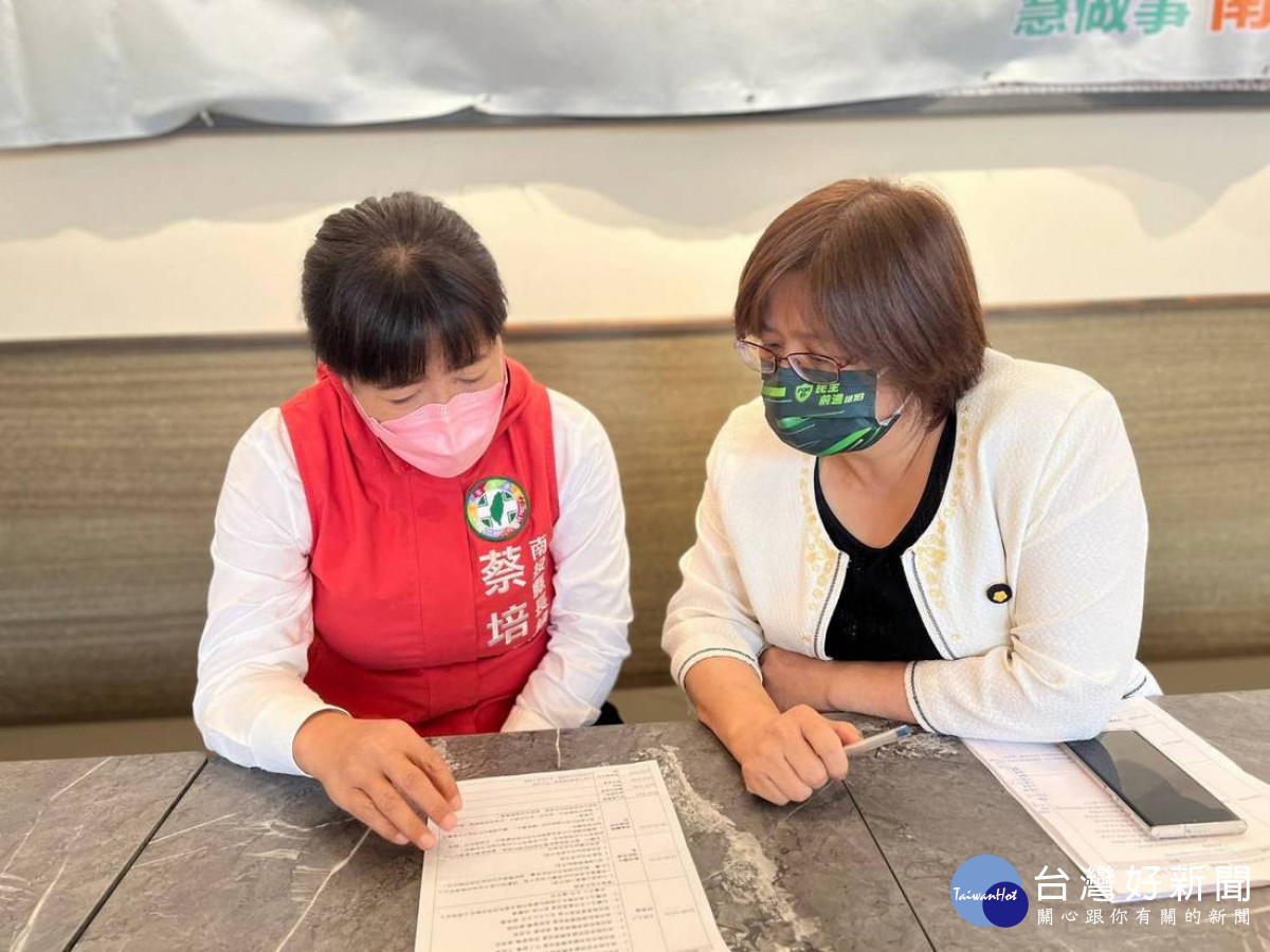 社福專業的民進黨不分區立委吳玉琴與南投縣多個社會福利團體至草屯,與民進黨南投縣長候選人蔡培慧針對高齡人口眾多的南投縣進行社會福利座談