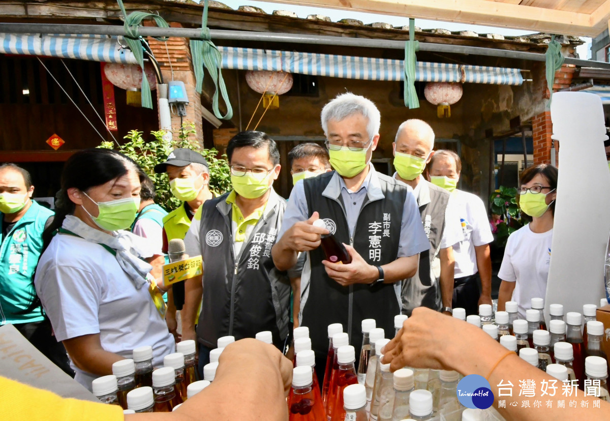導覽人員向李憲明副市長介紹產品。<br /><br /> <br /><br /> 