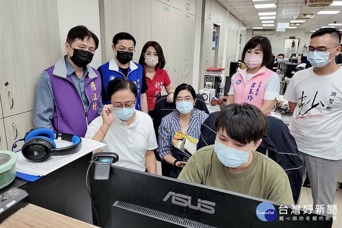 國民黨桃園市長候選人張善政在委任律師陳麗玲等人陪同中，提告民進黨桃園市黨部主委張丞儀「意圖使人不當選」。