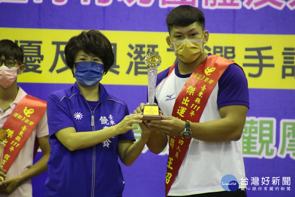 饒慶鈴表揚臺東縣體育有功團體人員　允提供優質運動環境
