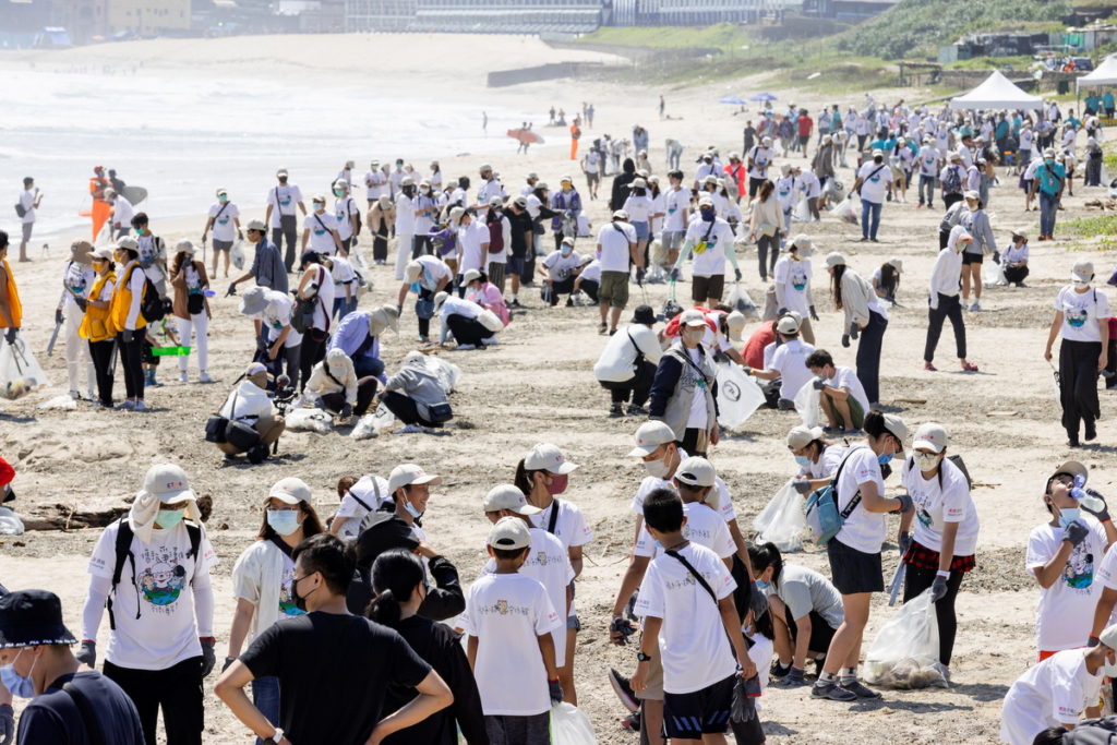 9月17日是世界淨灘日,東森集團特別選在今天由總裁王令麟率領號召集團員工,攜手輔大,醒吾,世新,北醫,馬偕醫護5所大專院校及萬里國小約800人在新北市萬里區翡翠灣舉辦淨灘活動,以實際行動向海洋致敬。