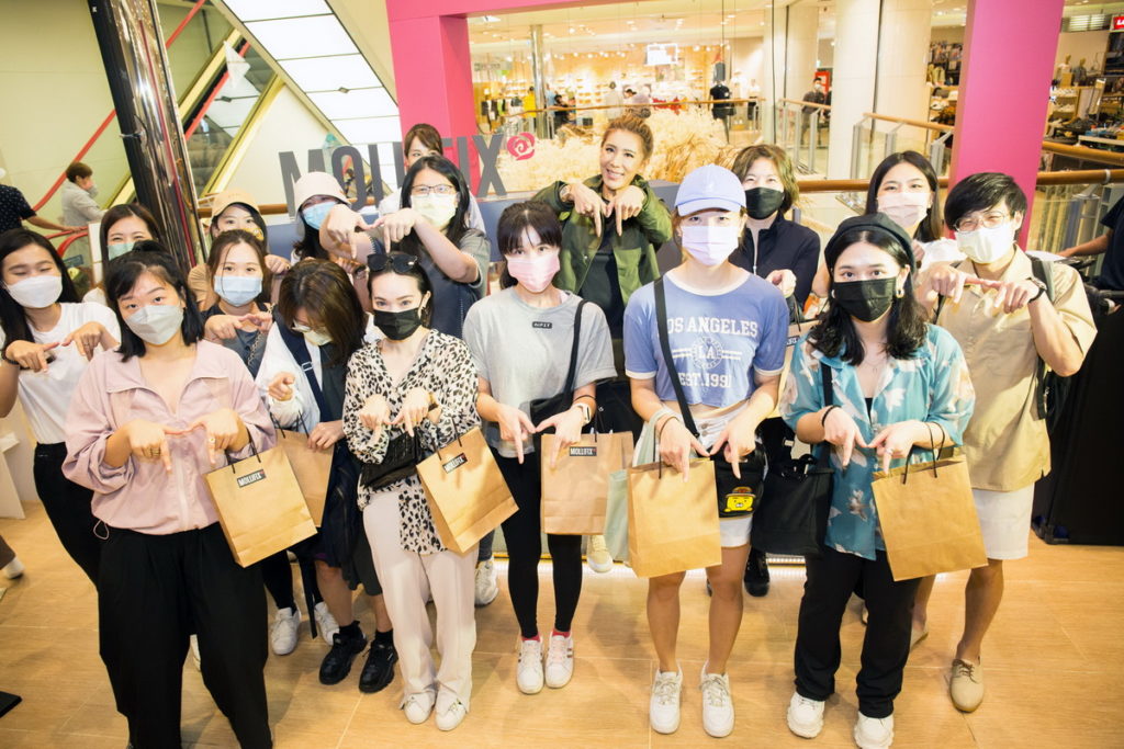 2022 MOLLIFIX 「瑪莉菲絲」小禎一日店長活動，與粉絲進行超近距離運動挑戰，瞬間點燃現場粉絲情緒