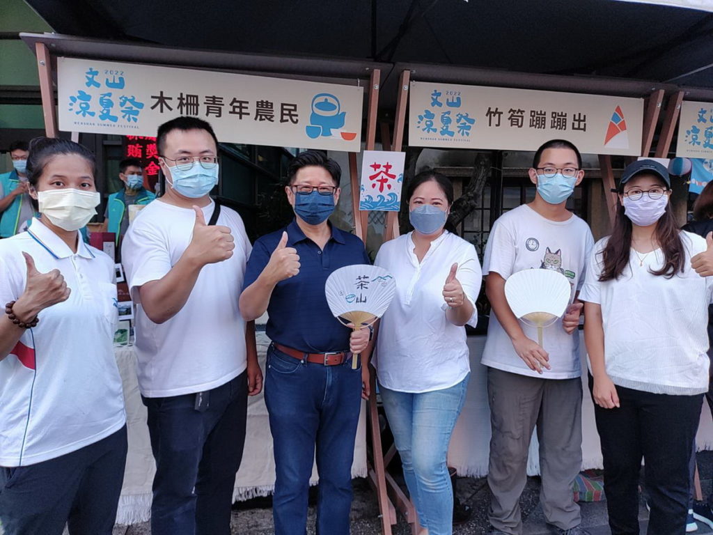 局長與木柵青年農民合影