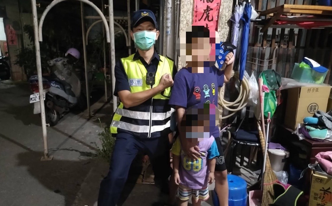 ▲男孩平安到達親戚家後,開心地和「奧特曼」變身所長合影留念 (圖/台中大甲分局 提供)