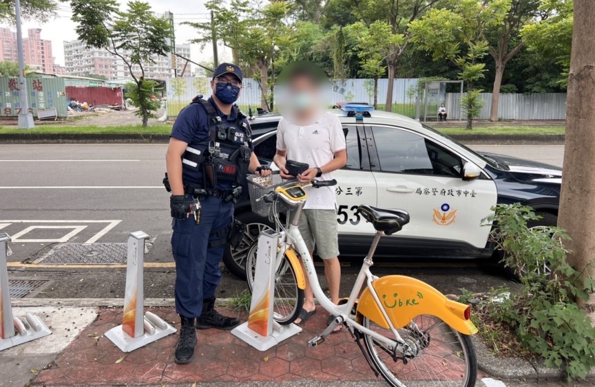 ▲立德派出所員警於YouBike站的單車籃內找到內有數萬現鈔的皮夾 (圖/台中市警察局 提供)