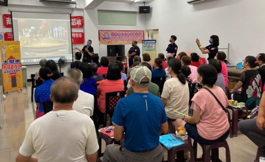 ▲交通組員警宣導注意大車內輪差危險,行車維持安全車距保平安 (圖/台中市警察局 提供)